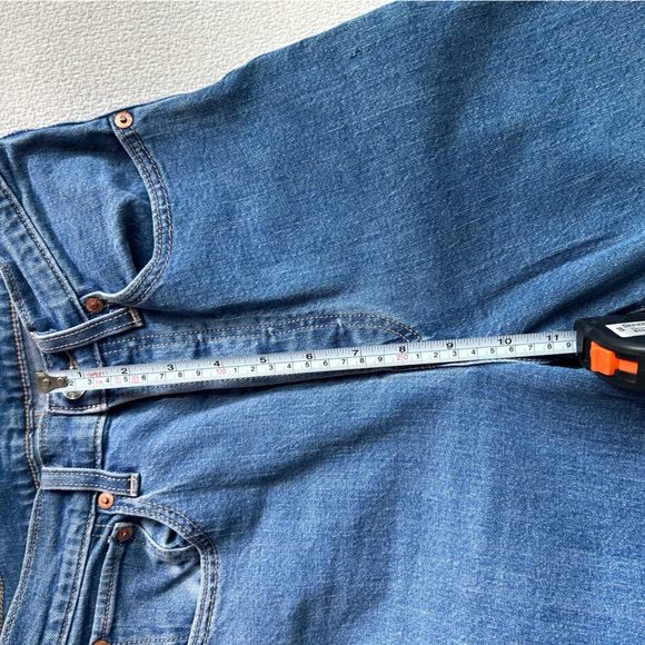 Levi women’s straight leg Jean, ankle length, medium wash - Picture 6 of 8